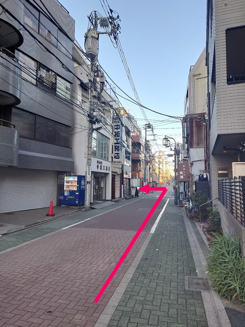 その後、まっすぐに進み、最初の交差点を左に曲がります。